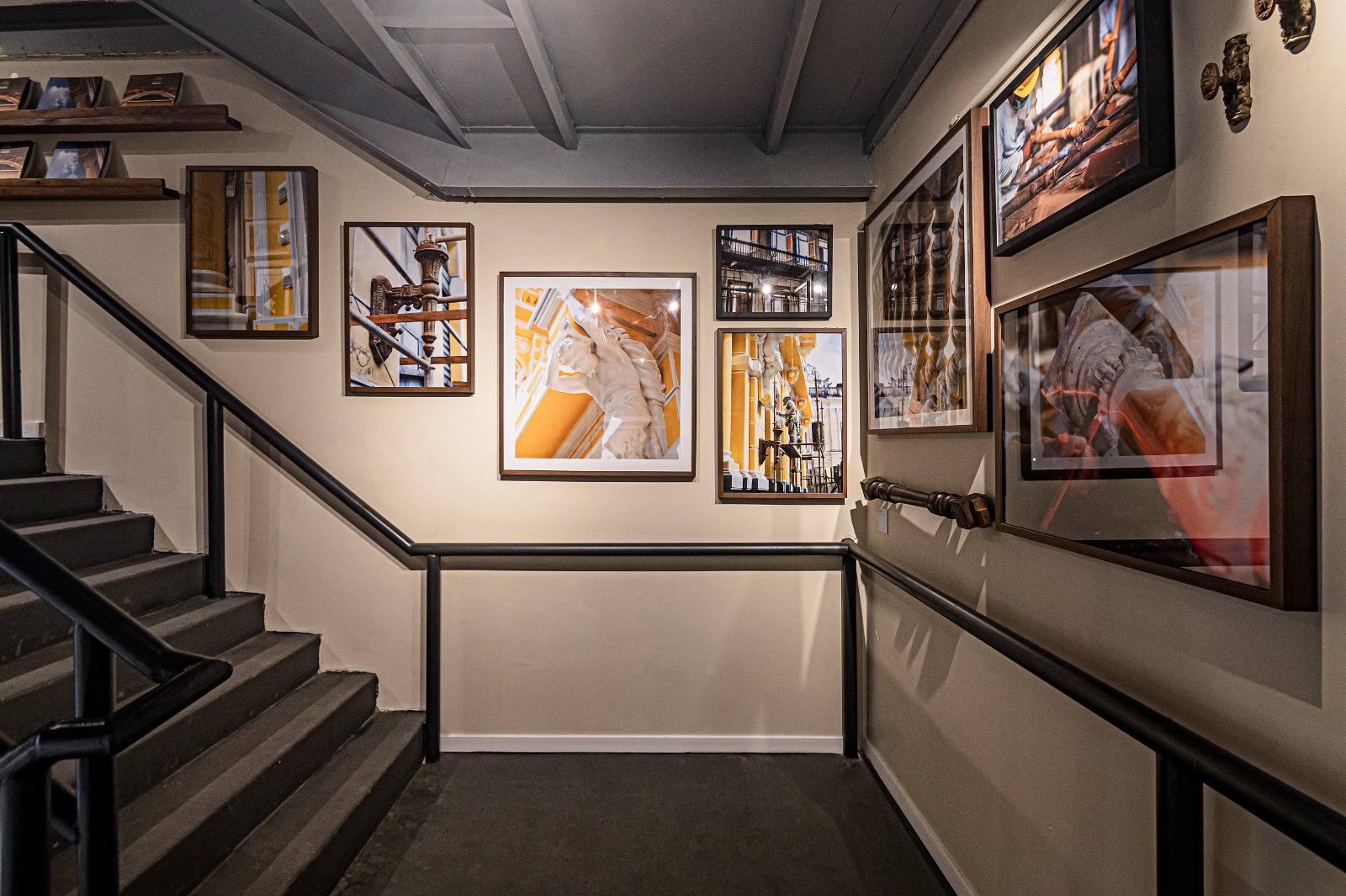 Ao longo da escada do Tira-Chapéu, o público da Casas Conceito aprecia obras de artistas baianos selecionadas pela consultora de arte Rita Câmara (Foto: Lucas Assis)