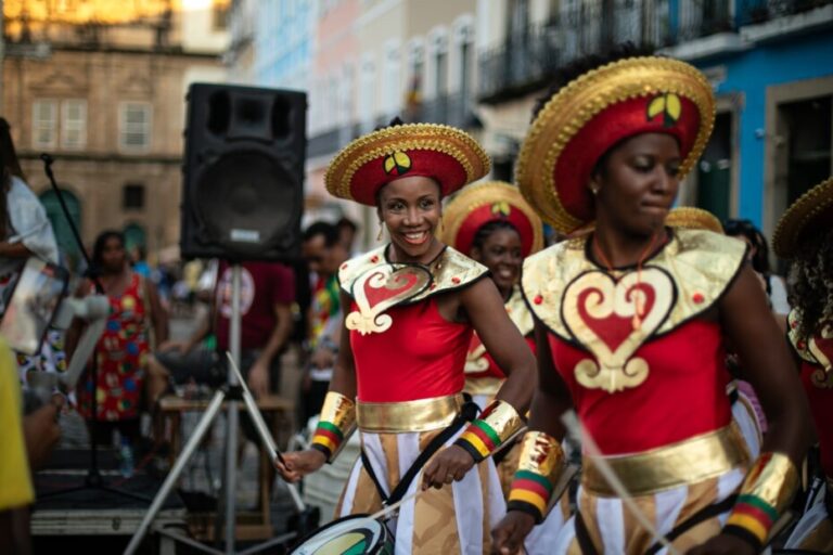 Batuque Obirim: cortejo reúne 60 mulheres percussionistas no Pelourinho