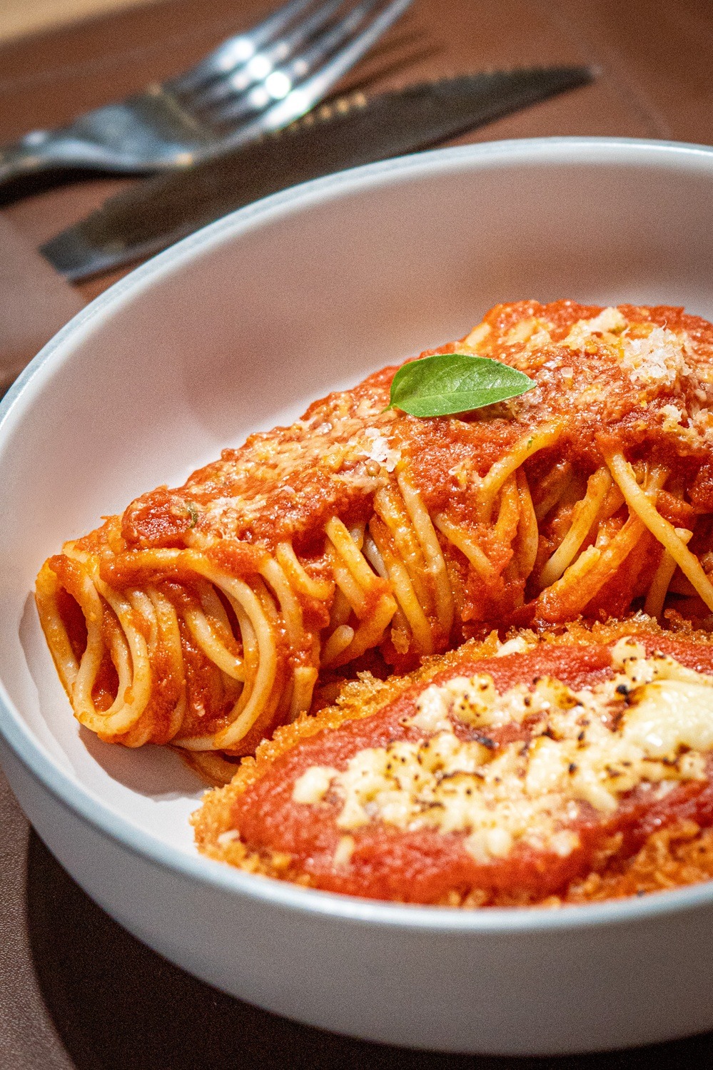 Parmegiana com Spaghetti ao Pomodoro (Crédito: divugação)