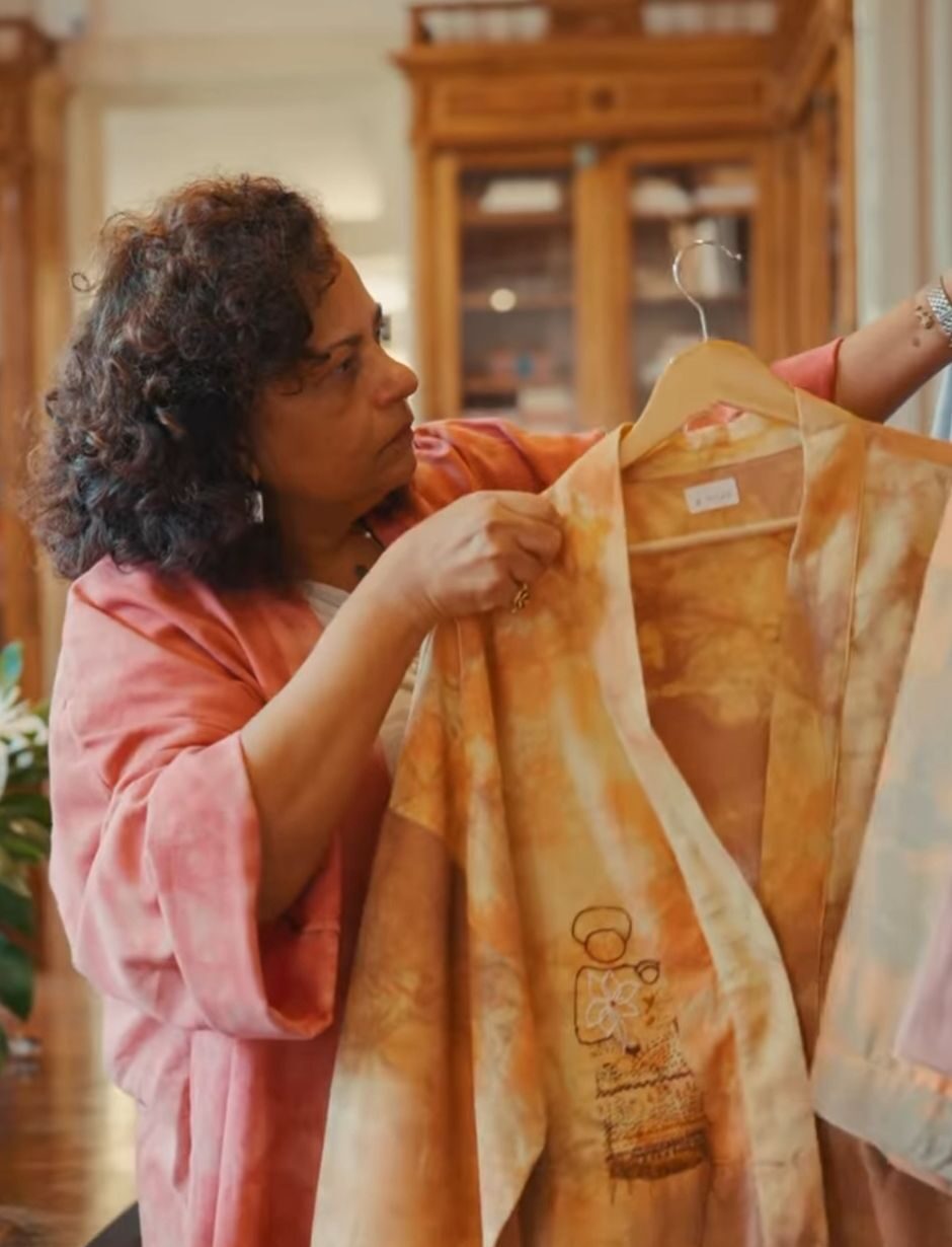 Nyscia Pinheiro e Carla Ferraz apresentam a Dinda – Afetividades Têxteis no Mercado do Tira