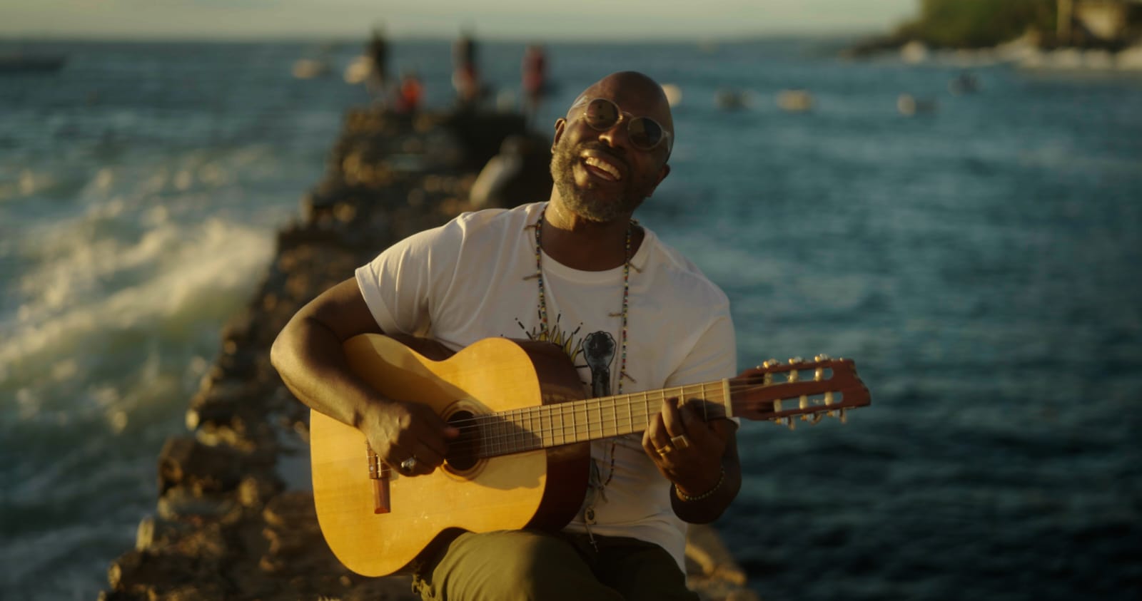 Thiago Thomé lança novo álbum, “Raro92”, nesta quinta-feira (5), em um tributo poético à Bahia e à paternidade