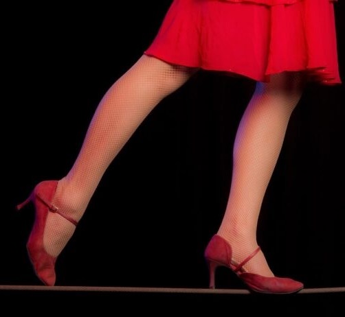 Artista circense encena O Salto no Museu de Arte da Bahia