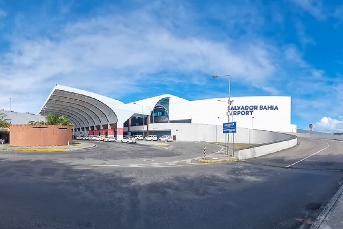 Aeroporto de Salvador vai implantar controle de embarque e desembarque com cancelas e taxas