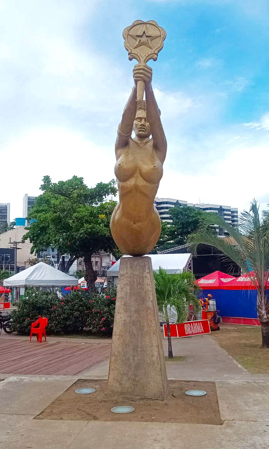 Sereia de Tatti Moreno passa por restauração antes da Festa de Iemanjá no Rio Vermelho