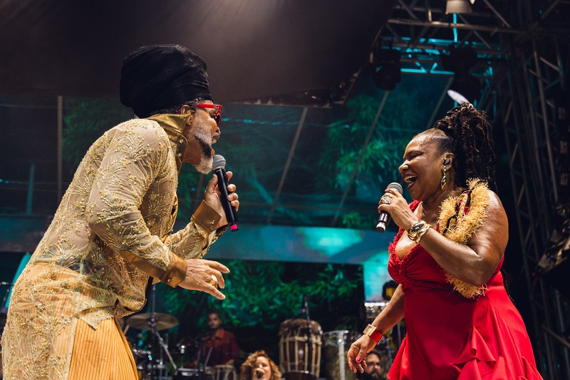 Margareth Menezes recebe Gilberto Gil e Carlinhos Brown em show no Candeal