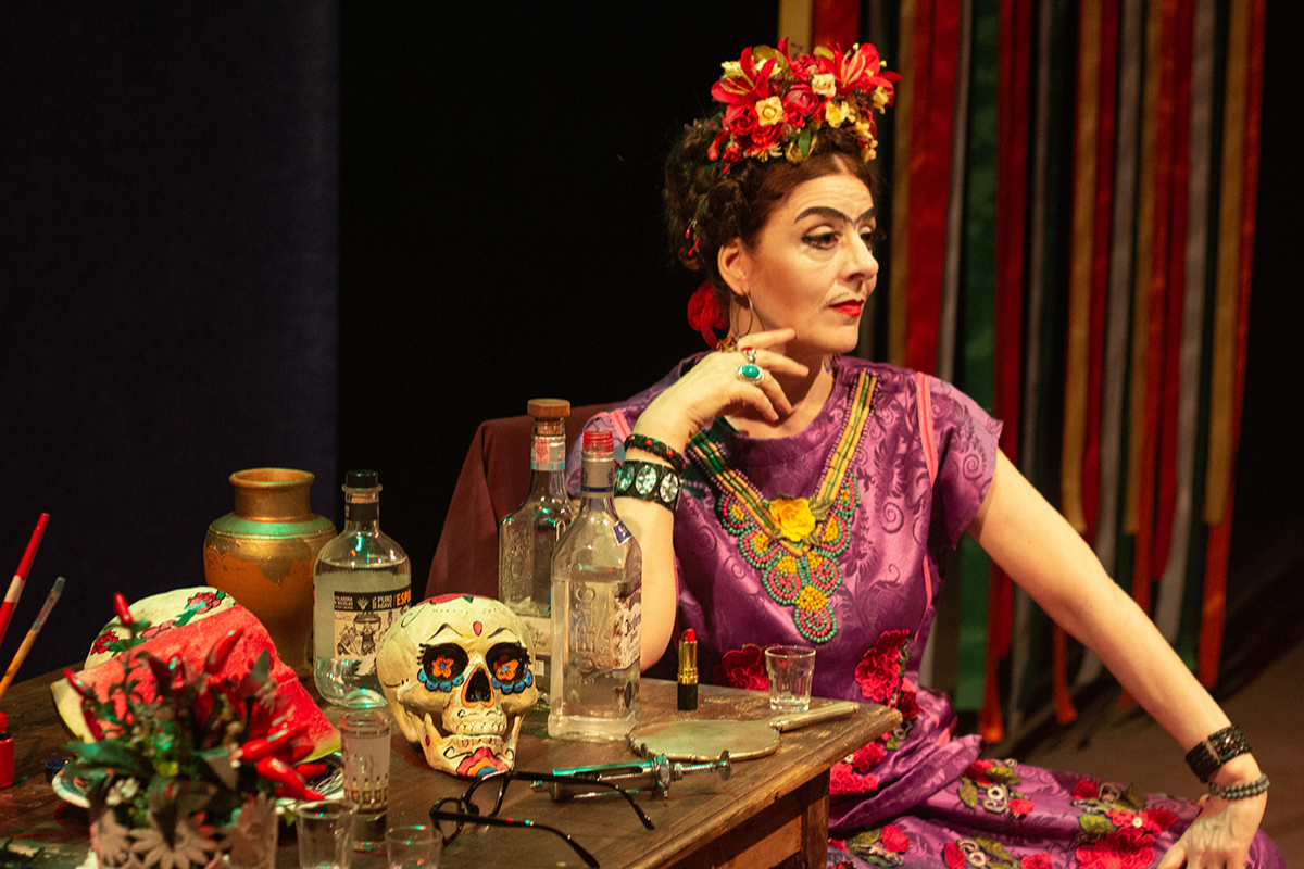 Espetáculo “Viva la Vida” apresenta uma Frida Kahlo festiva em temporada no Teatro Faresi