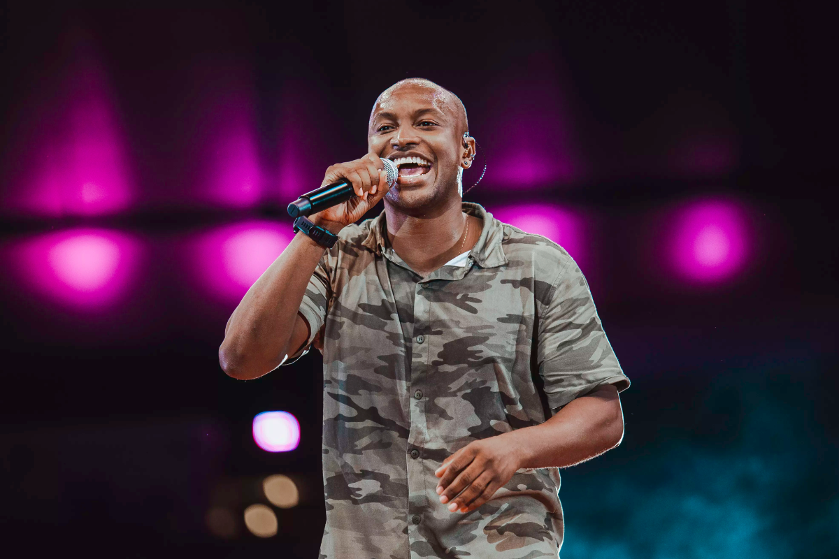 Praia do Forte: show intimista reúne Thiaguinho e Menos é Mais no Castelo Garcia D’Ávila