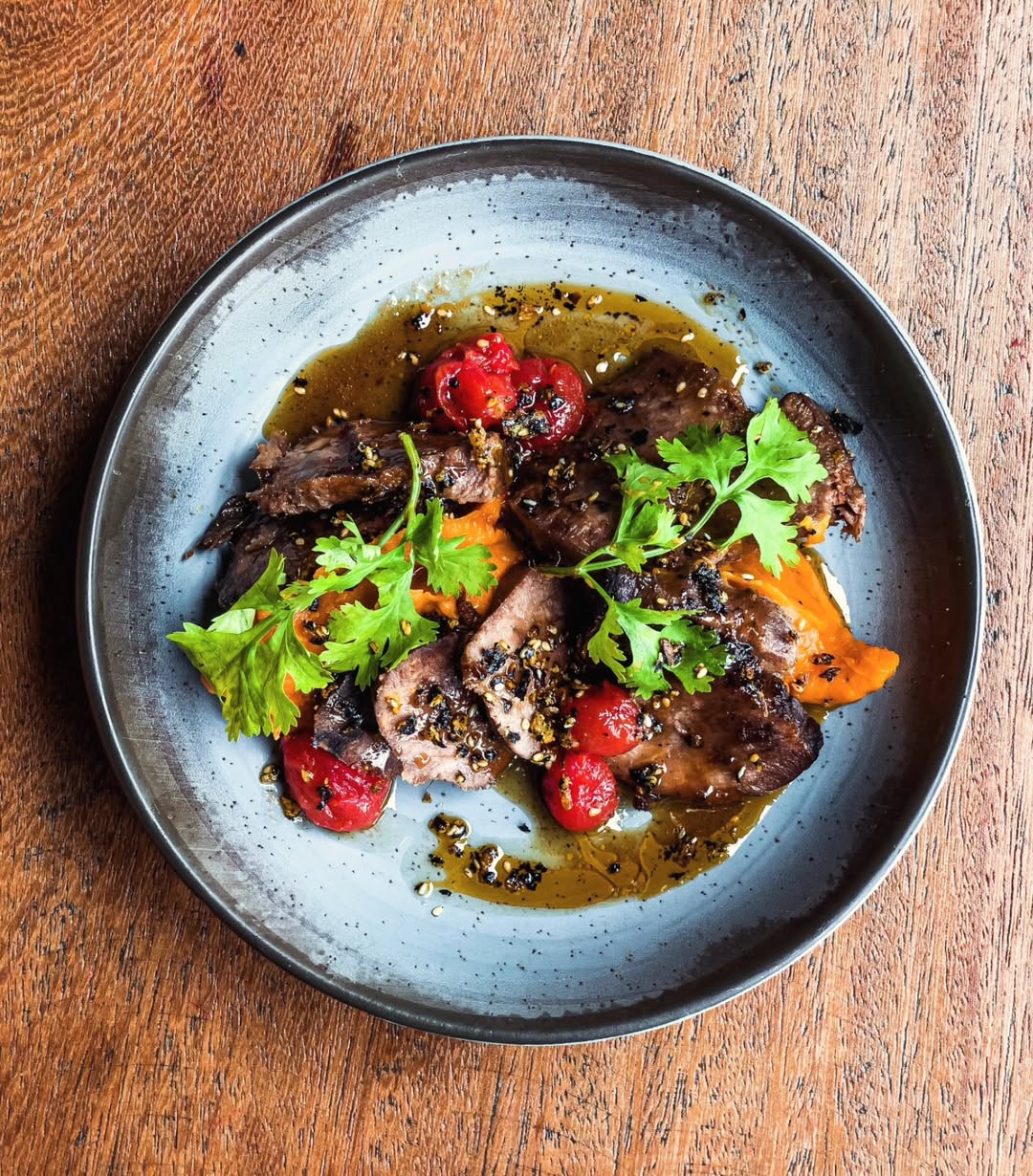 Discreto na fachada, inventivo na mesa: o bar que surpreende no Santo Antônio