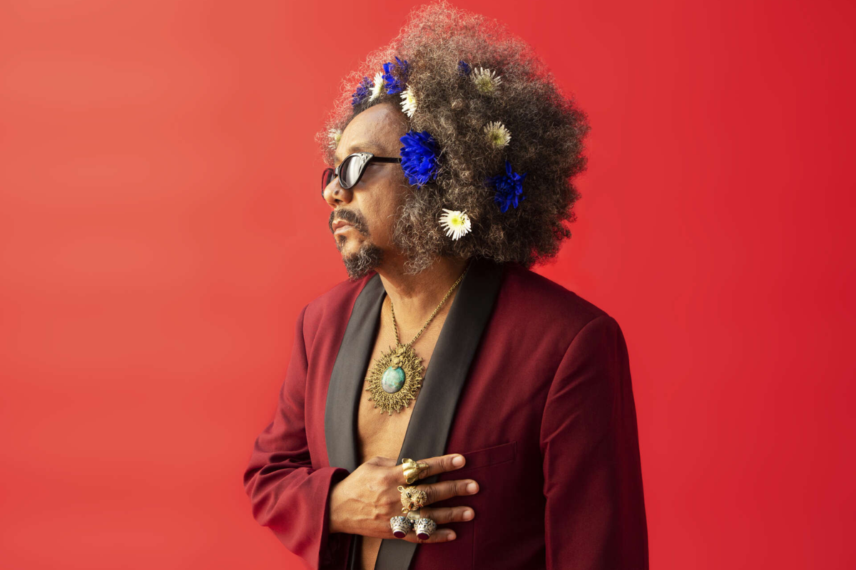 Chico César lança álbum em show intimista em Salvador