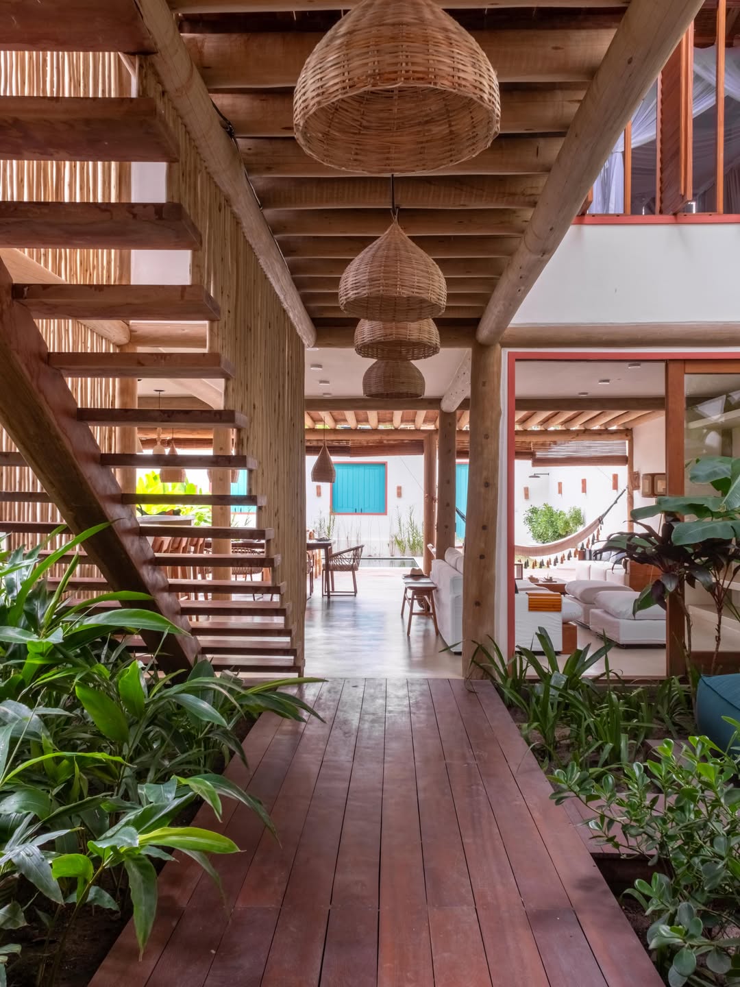 Casa baiana tropical é destaque na Vogue Brasil