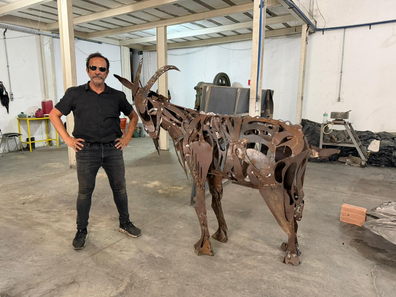 Bel Borba presenteia cidade baiana com uma obra criada especialmente para homenagear um animal