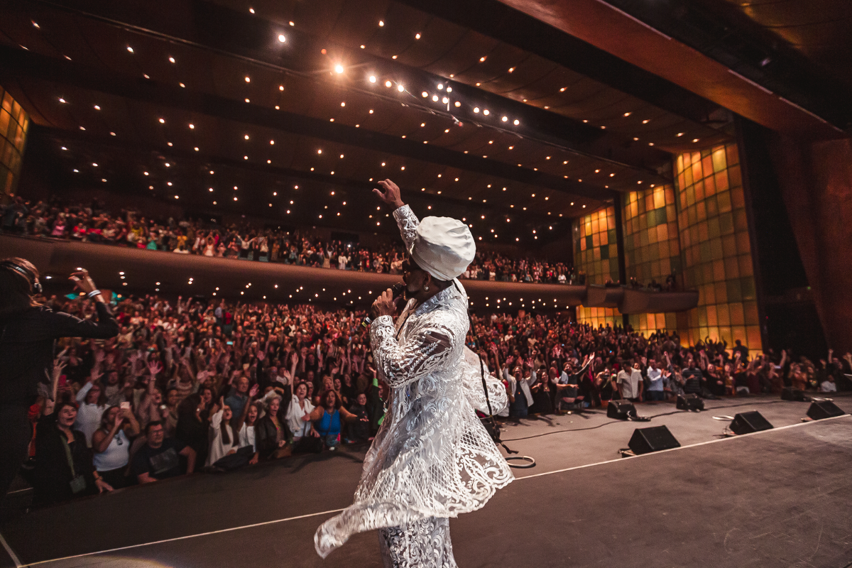 Carlinhos Brown transforma clássicos em álbum sinfônico