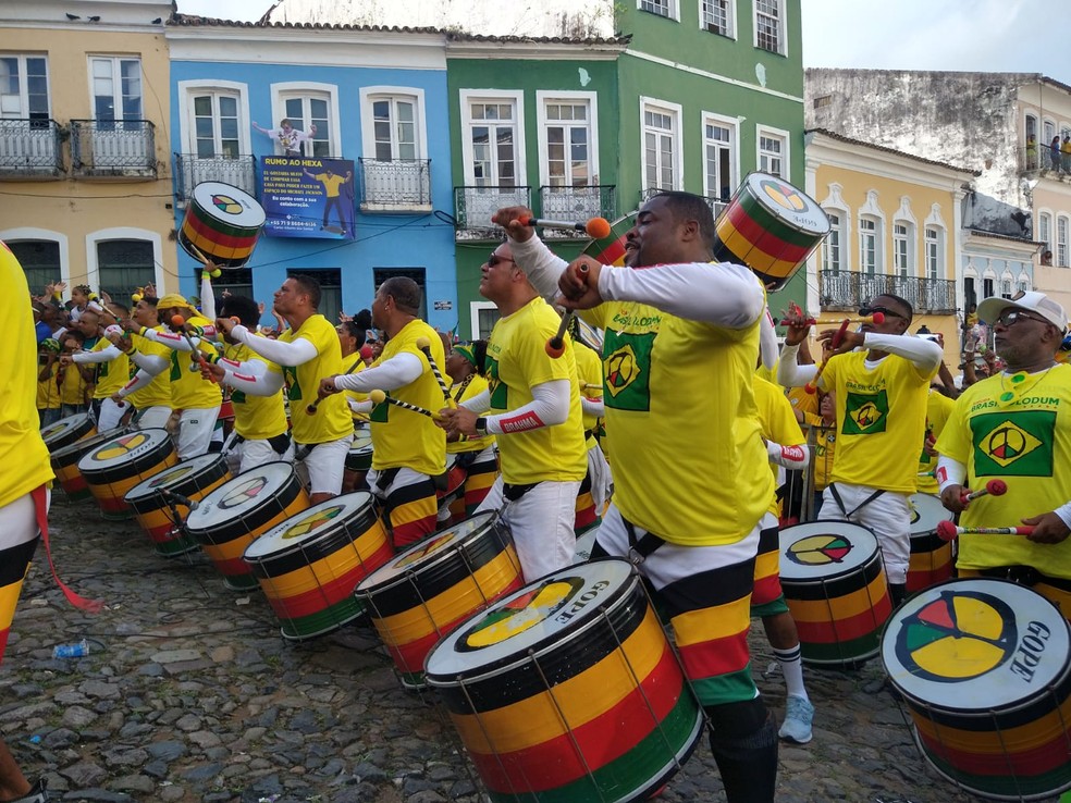 Copa 2026: Olodum troca a Globo pelo SBT e segue com Galvão Bueno