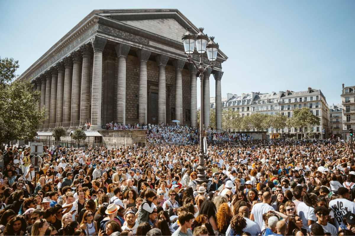 Mariene de Castro comanda trio em festa de rua em Paris