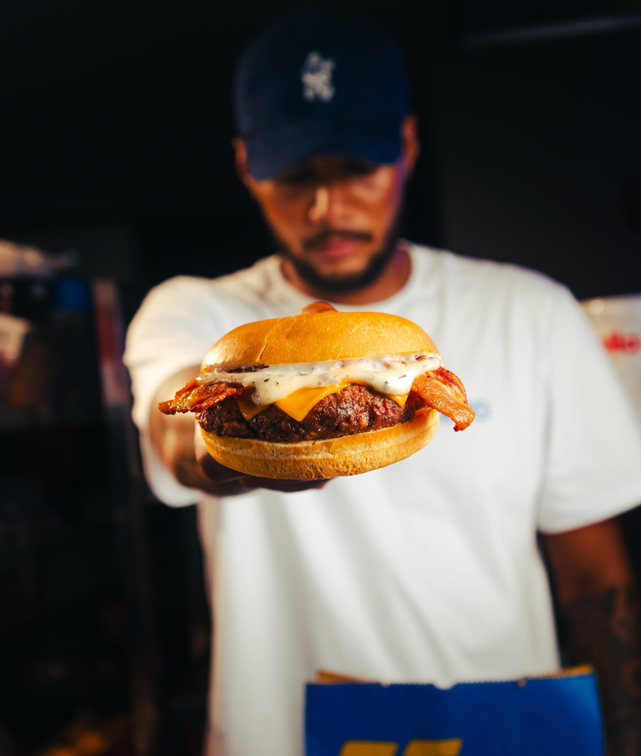 Nova hamburgueria aposta em carne no broiler