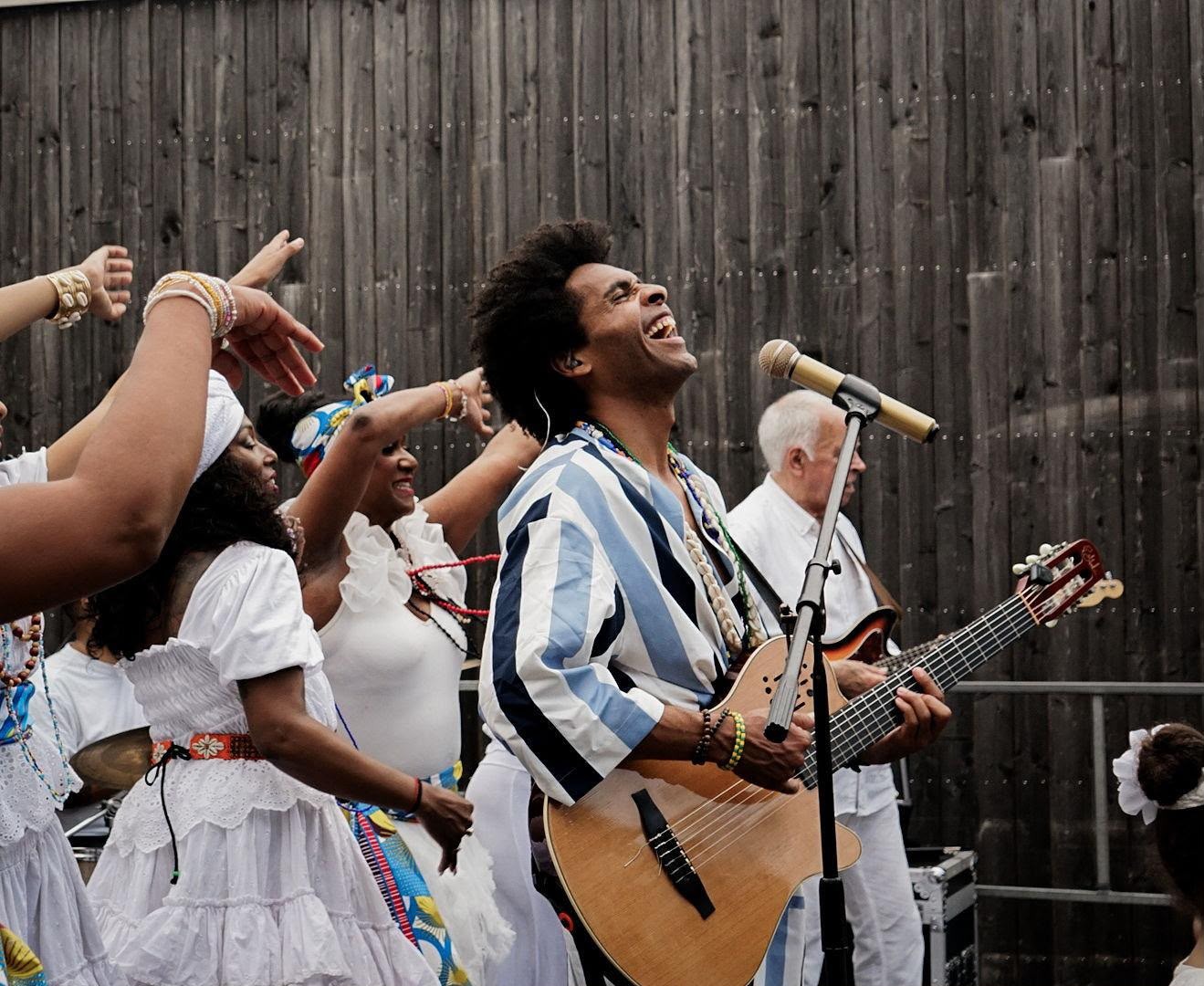 Baiano leva cultura afro-brasileira para festival com 20 mil pessoas em Paris