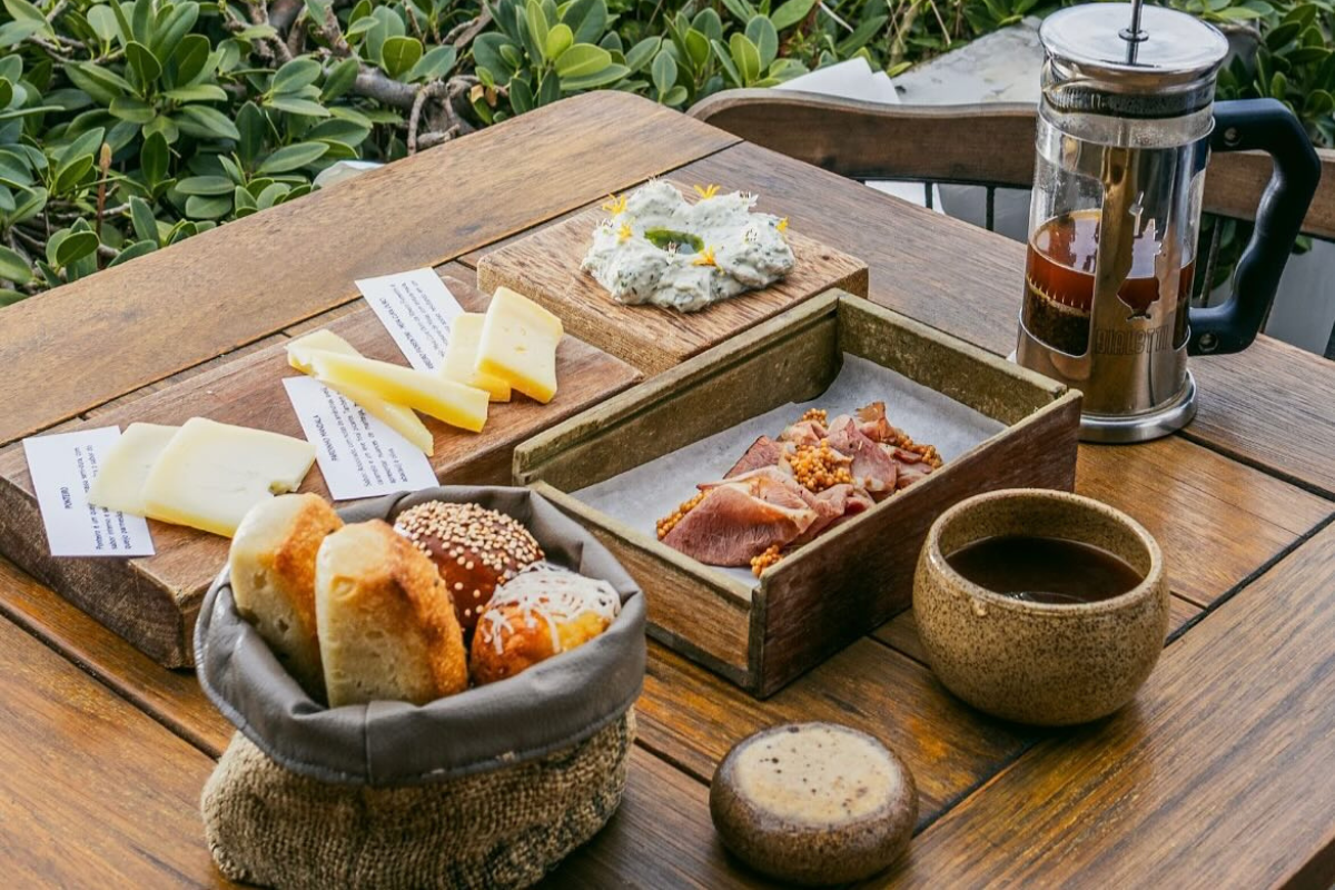Manga faz brunch com alta gastronomia e cafés especiais
