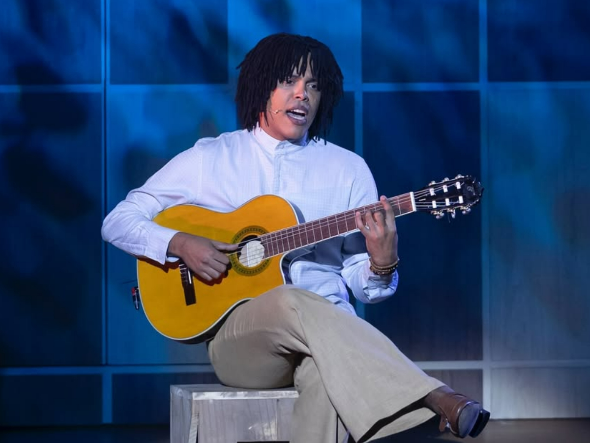 Musical sobre Djavan chega a Salvador com sucessos da carreira do cantor