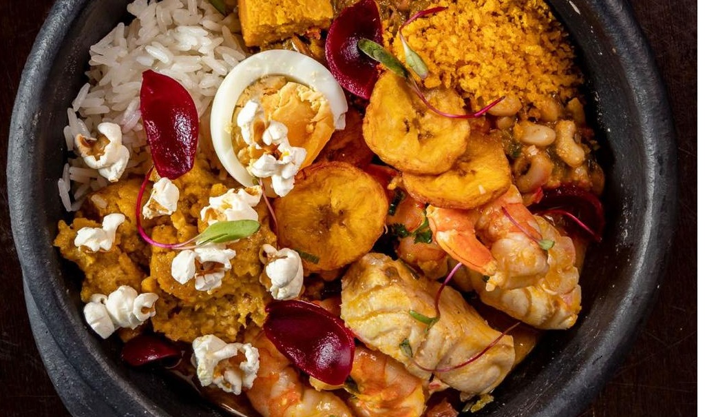 Restaurantes famosos celebram Cosme & Damião servindo Caruru neste final de semana