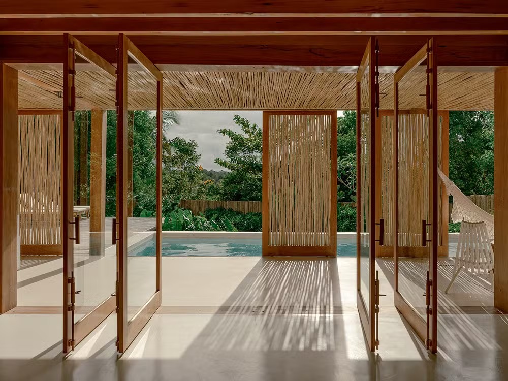 Mansão entre vilarejos de Trancoso e Caraíva é destaque na Casa & Jardim