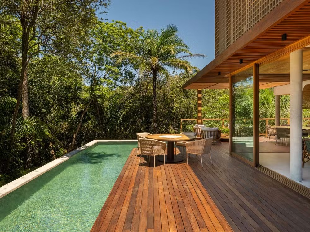 Casa e Jardim destaca mansão de 638 m² cercada pela natureza em Praia do Forte