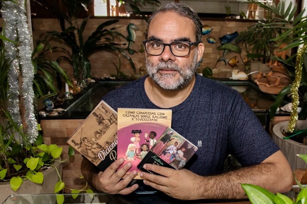 Professor radicado na Bahia é finalista do Prêmio Jabuti