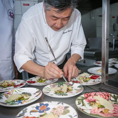 Chef Marcio Kikuti prepara as entradas