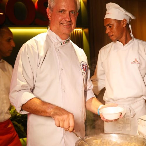 Chef Gian Angelino prepara prato ao vivo do  Bella Napoli no Camarote Brown By Licia Fabio