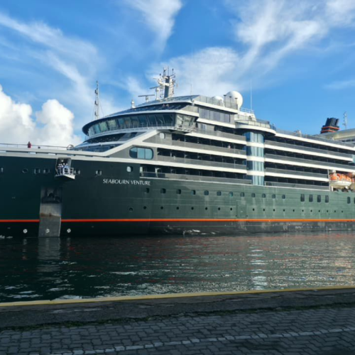 Travessia de luxo: navio de expedição que liga Rio a Barcelona atraca em Salvador