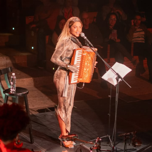 Lucy Alves volta a Salvador com apresentação intimista na Caixa Cultural