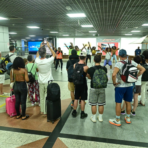 Sambistas recebem turistas e transformam Aeroporto de Salvador em cena de Carnaval