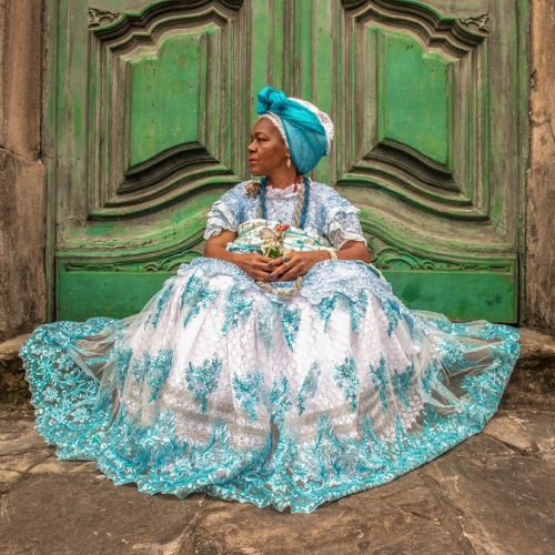 Livro que reune imagens de baianas captadas por 28 artistas visuais será lançado na terça (16)