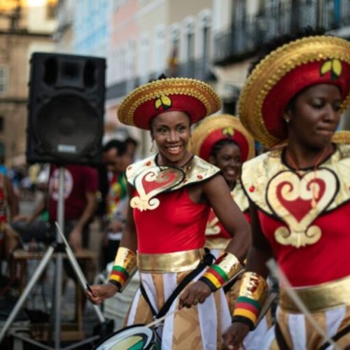 Batuque Obirim: cortejo reúne 60 mulheres percussionistas no Pelourinho