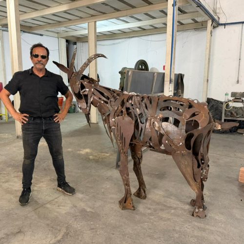 Bel Borba presenteia cidade baiana com uma obra criada especialmente para homenagear um animal