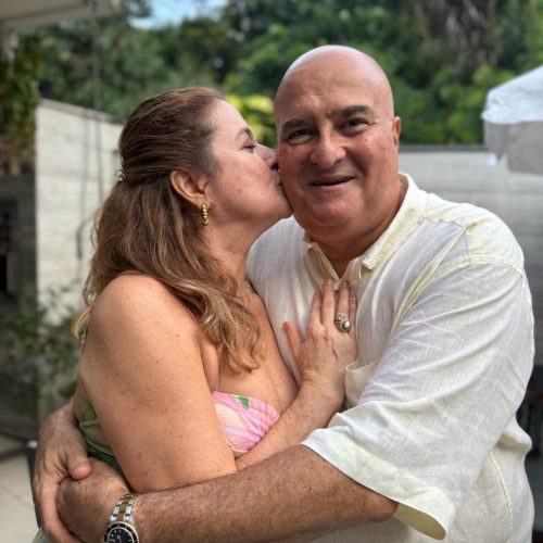 Denise Martinelli assina comemoração do aniversário de João Maia em Salvador