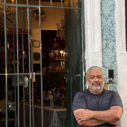 Guardiões da memória resistem ao tempo e ao esquecimento em antiquários da Ruy Barbosa