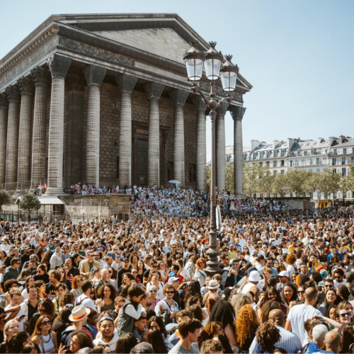Mariene de Castro comanda trio em festa de rua em Paris