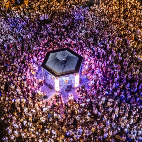 Roda, vela e samba: Banjo Novo faz show intimista em Salvador