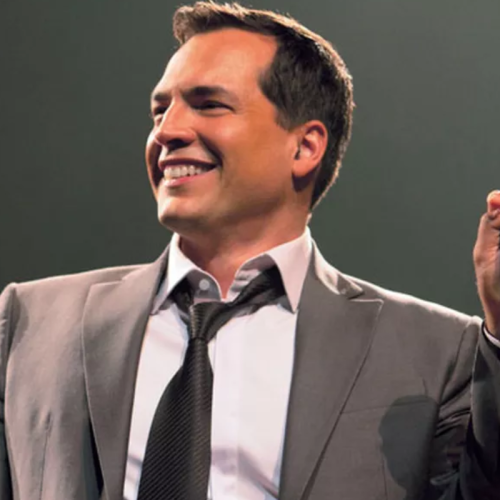 Daniel Boaventura retorna a Salvador em turnê com sucessos atemporais e ingressos esgotados