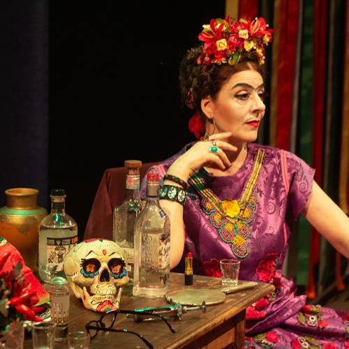 Espetáculo “Viva la Vida” apresenta uma Frida Kahlo festiva em temporada no Teatro Faresi
