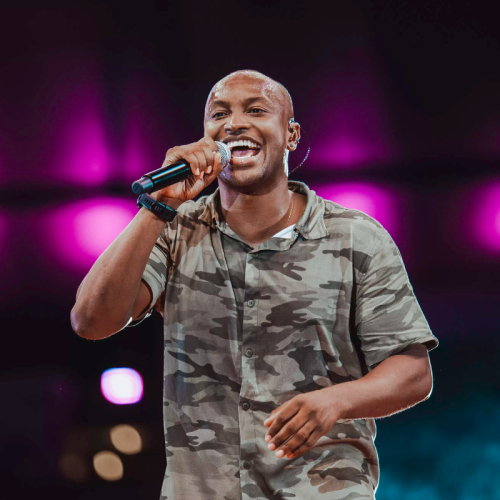 Praia do Forte: show intimista reúne Thiaguinho e Menos é Mais no Castelo Garcia D’Ávila