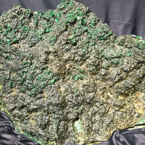 Esmeralda de 142 kg descoberta no Sertão da Bahia vai a leilão por quase R$ 80 milhões