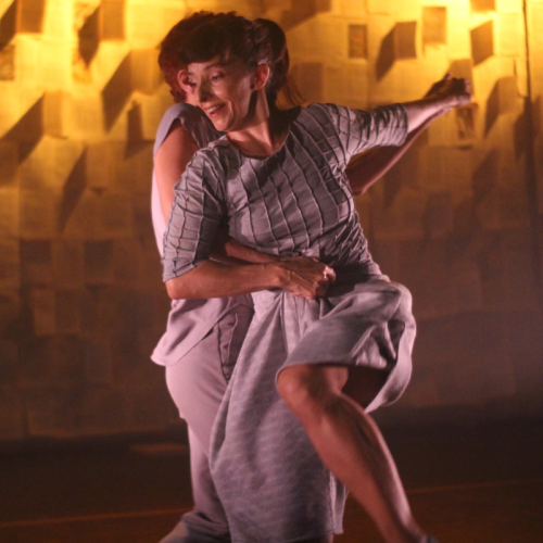 Balé do TCA ocupa Goethe-Institut em espetáculo que mistura corpo e linguagem