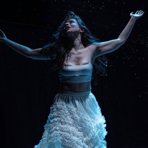 Espetáculo premiado de artista grega chega a Salvador em curta temporada no Teatro SESI