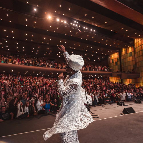 Carlinhos Brown transforma clássicos em álbum sinfônico