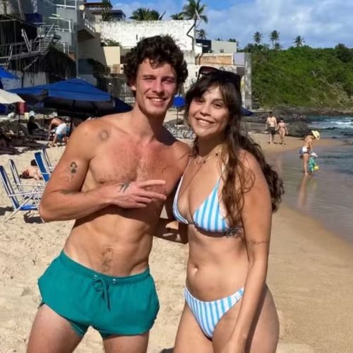 Já é de casa! Shawn Mendes retorna à Salvador e posa com fãs na Praia do Buracão