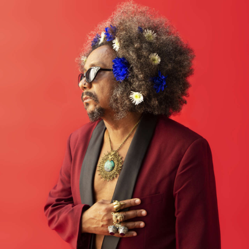 Chico César lança álbum em show intimista em Salvador