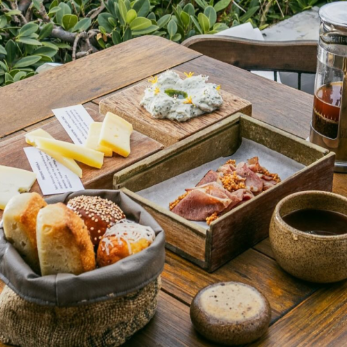 Manga faz brunch com alta gastronomia e cafés especiais