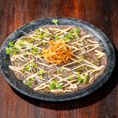 Carvão aposta em experiência gastronômica de sete etapas e no protagonismo da brasa