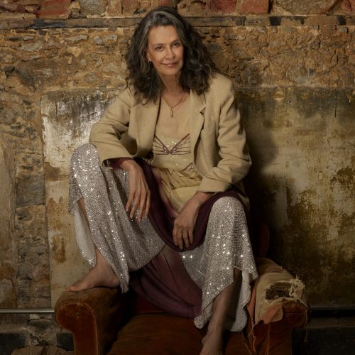 Simone estreia nova turnê em Salvador com show no Teatro Castro Alves